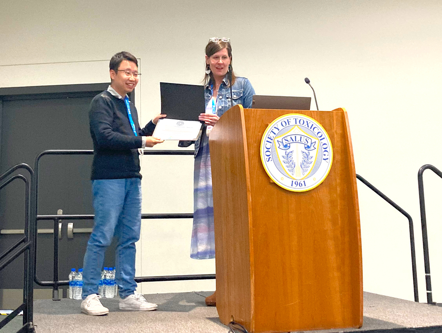 Dr. Li Li receiving toxicology award at the Society of Toxicology conference