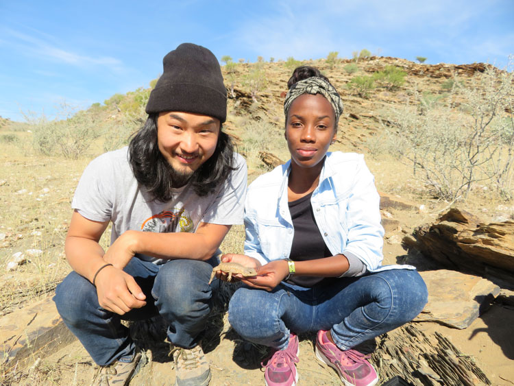 2 researchers with a lizard