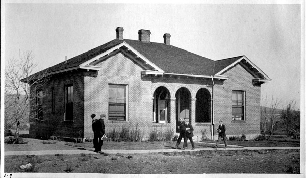 Old black and white photograph University Hospital in 1920