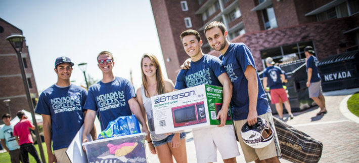 Students at move in day