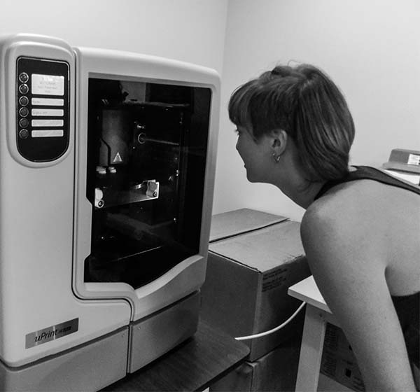 A University student uses the 3D printer in the DeLaMare Science & Engineering Library