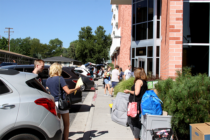 Students and parents moving things into Argenta Hall