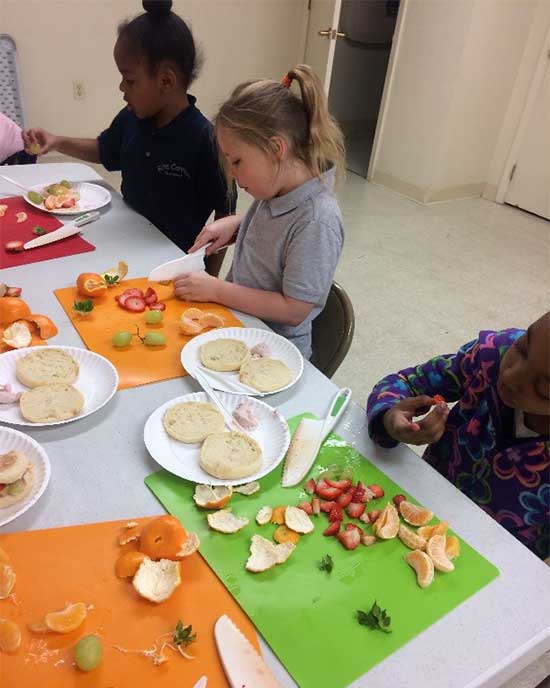 children making pizza