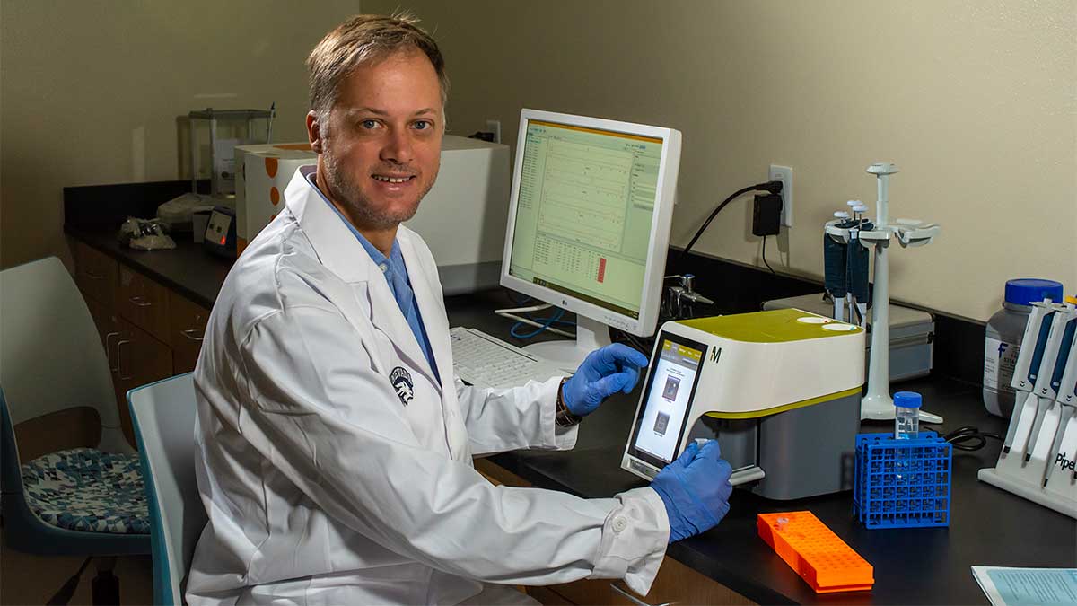 Luis Schütz in his lab