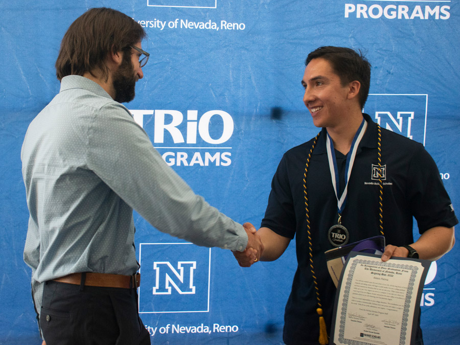 Alexis Palma shakes faculty mentor's hand. 