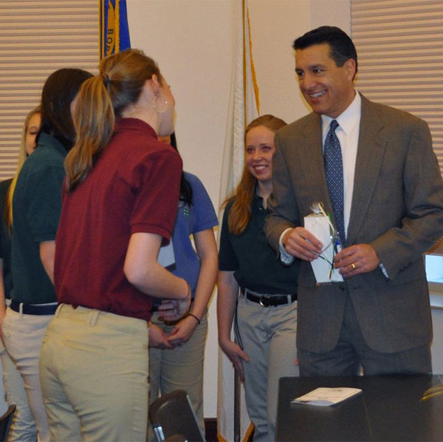Sandoval at the legislature meeting with 4-H youth