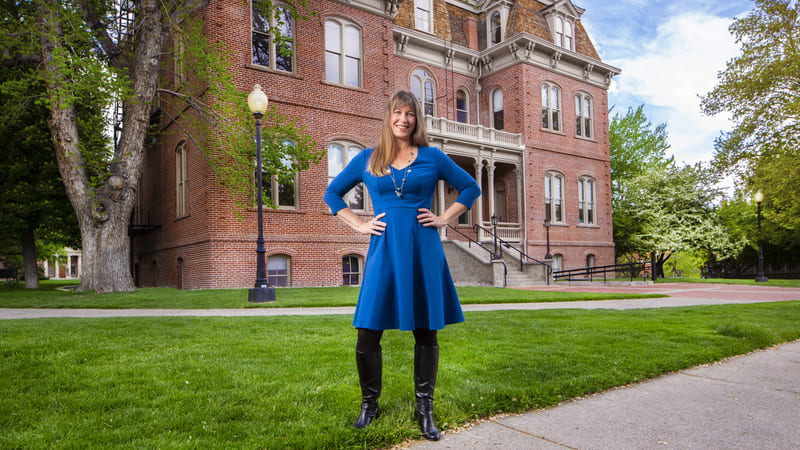 Sarah Cowie posing in front of Morrill Hall
