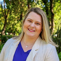 Headshot of Lara Falkenstein