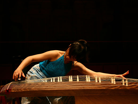 Yumi Kurosawa plays string instrument