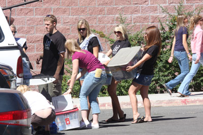 With the help of fraternity and sorority members, students moved into the residence halls. Photo by Jean Dixon.