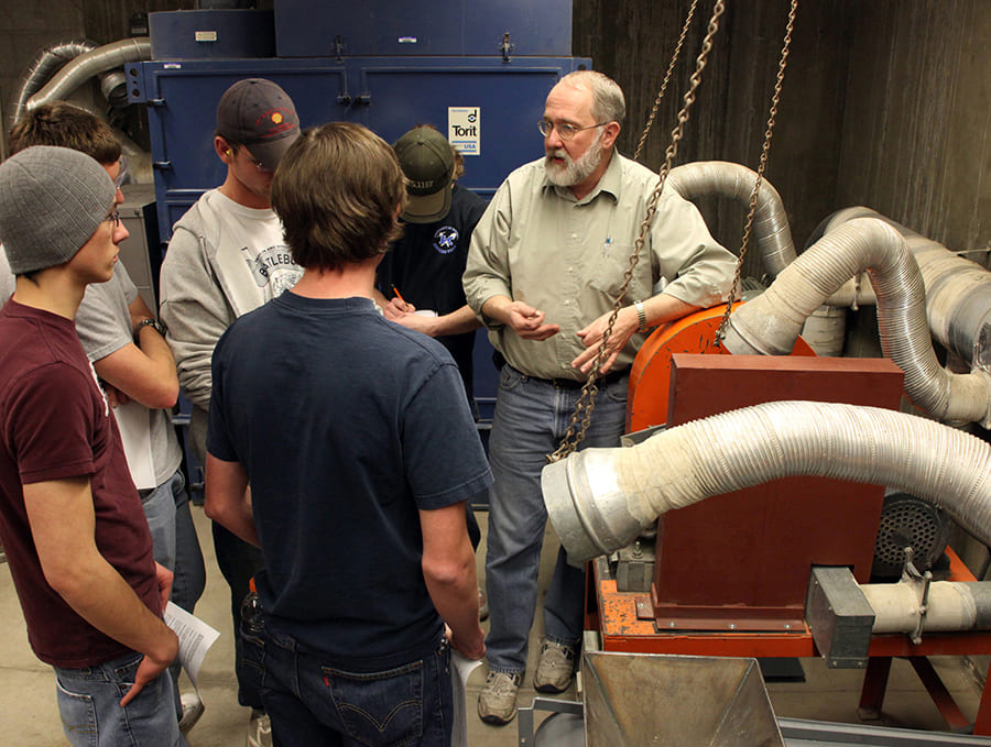 Carl Nesbitt in lab with students