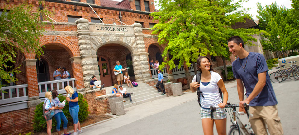 Students in front of Lincoln Hall