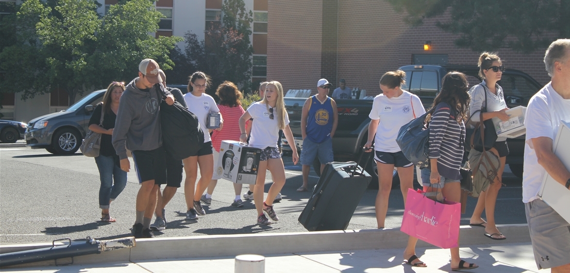 Students moving into Peavine Hall