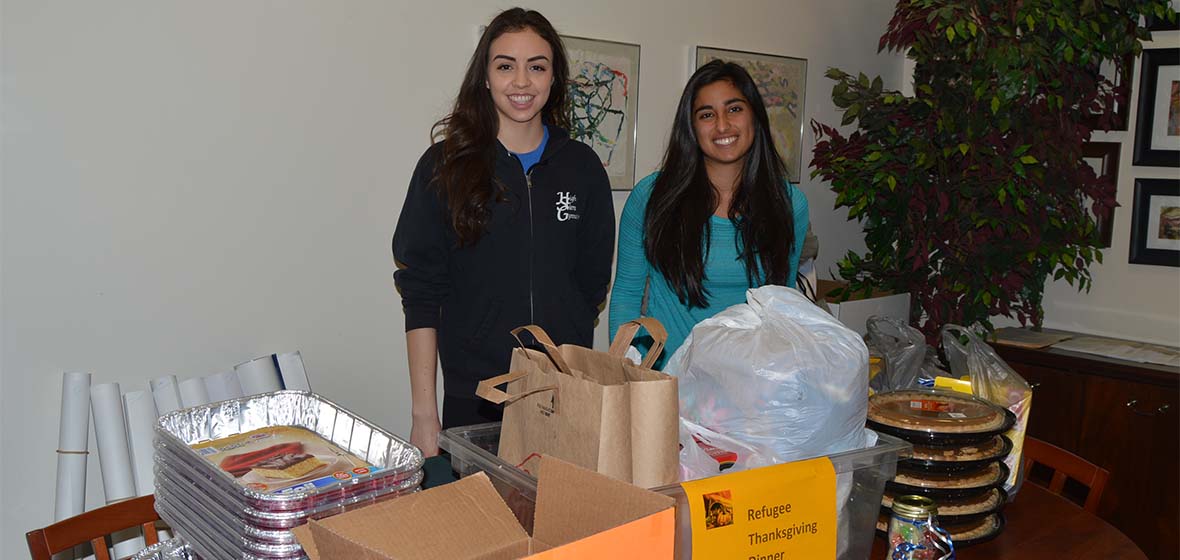 Honors Program students cook for refugees