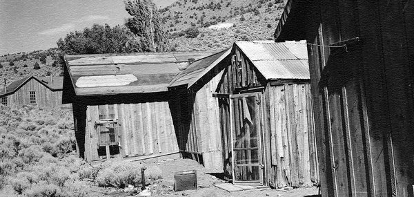 Ghost town of Como, Nevada in 1947.  Gus Bundy photograph, courtesy of Special Collections Department, University of Nevada, Reno Libraries.