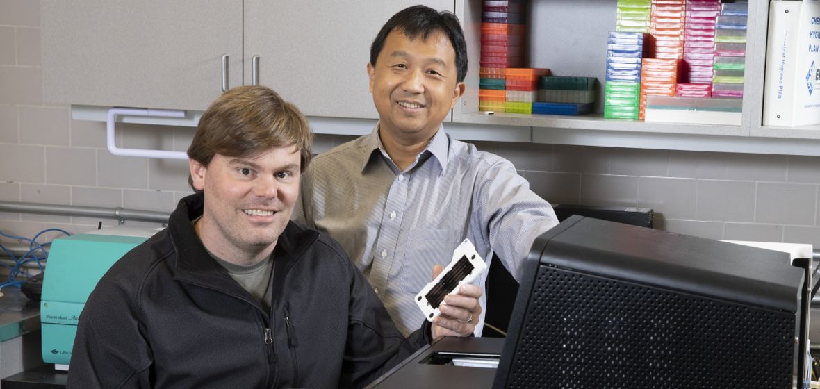 Paul Hartley and Yanji Xu in genomics lab