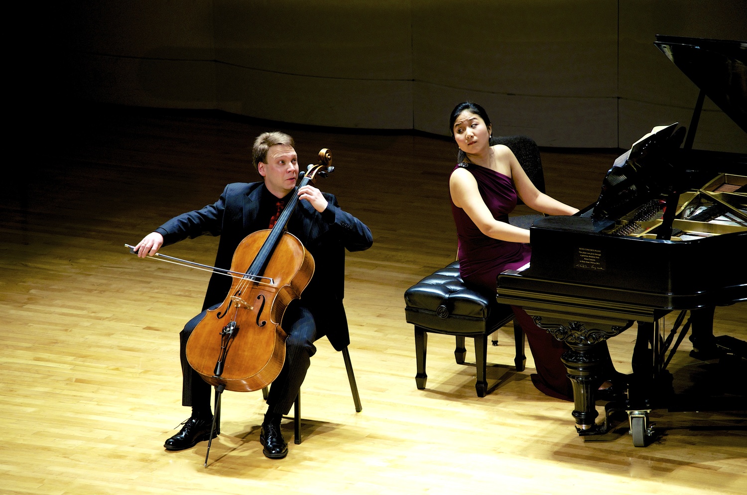 Atapine plays cello and Park plays piano. Both look at each other.