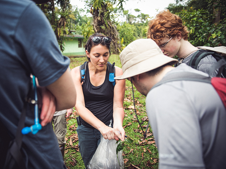 Dani Salcido with Earthwatch volunteers