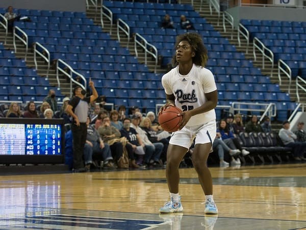 Nia Alexander ready to make a shot during a game