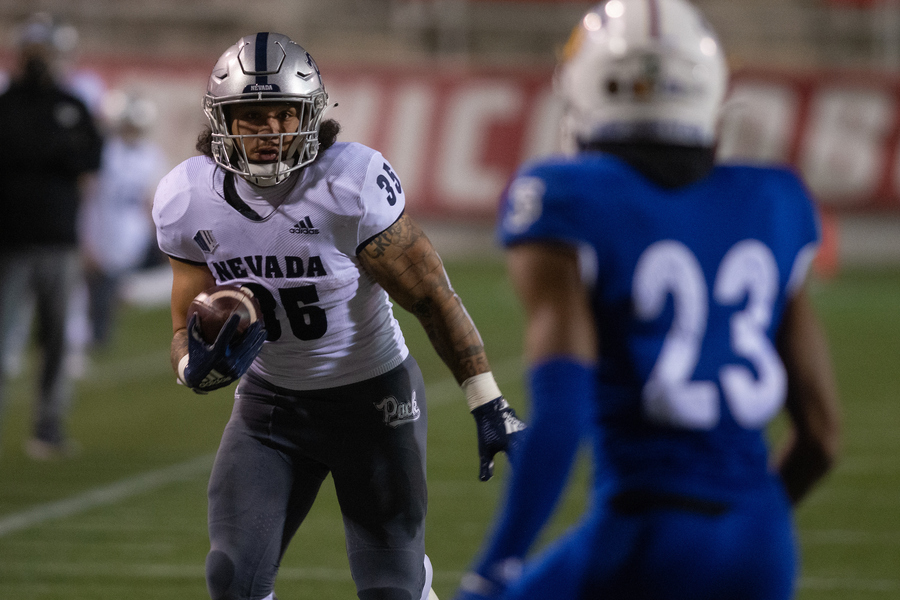 Toa Taua running the ball in game versus San Jose State. 