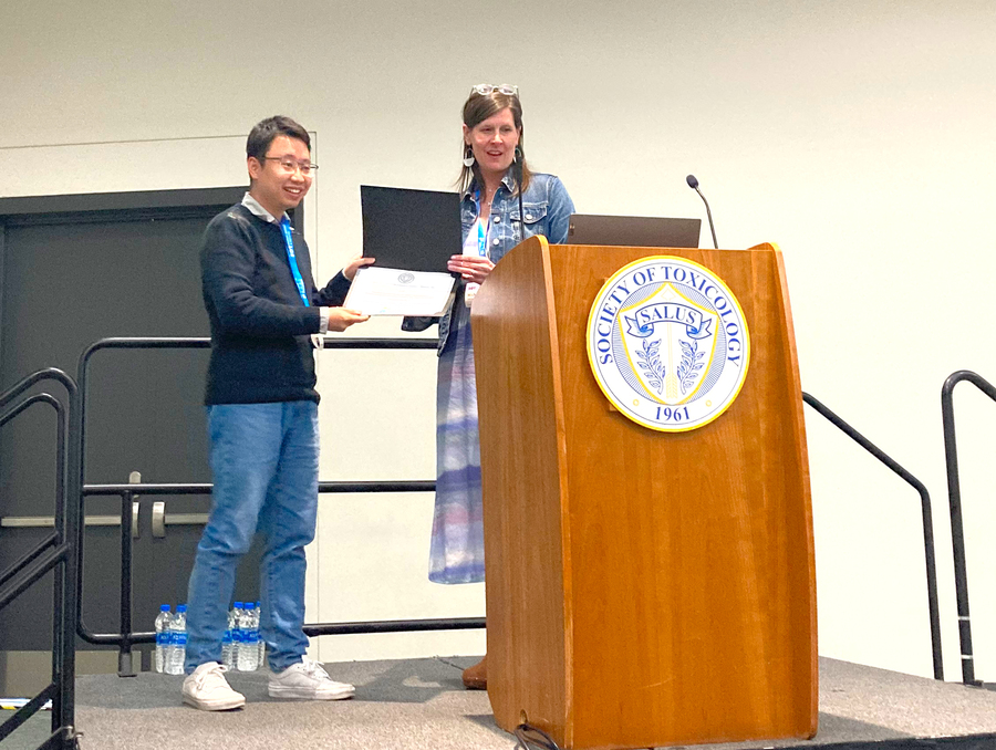 Dr. Li Li receiving toxicology award at the Society of Toxicology conference 