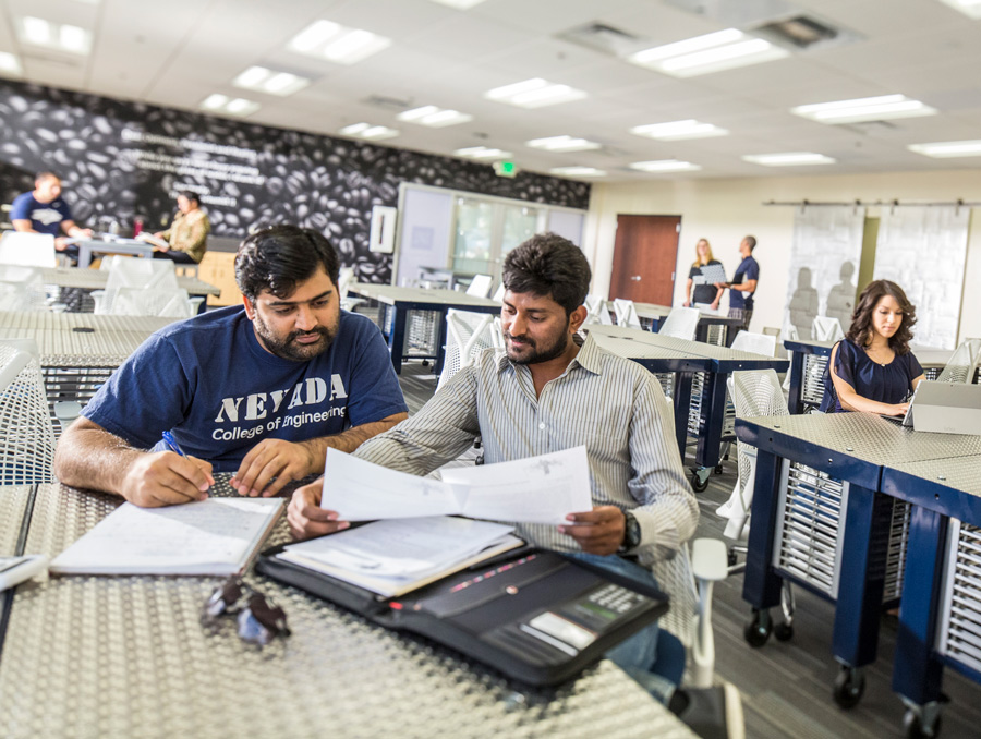 Two people working together in the Innevation Center Concept Café.