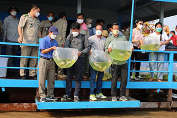 poisson prêt à être relâché dans le lac