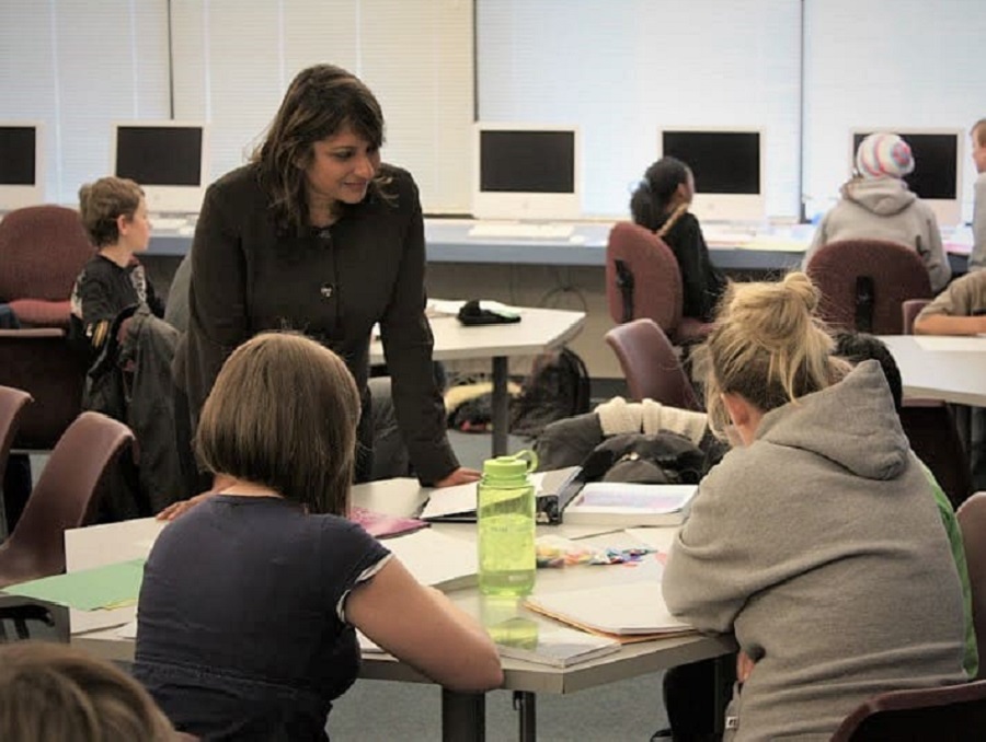 Teruni Lamberg helps two students studying 