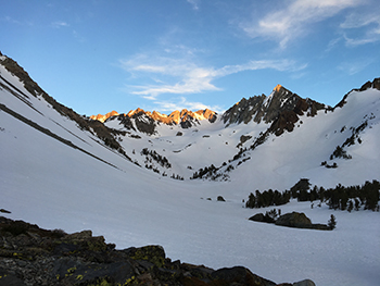 La nieve cae sobre las montañas de Sierra Nevada. 