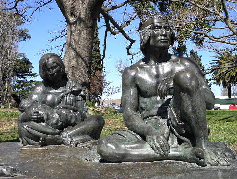 Guyunusa with her baby, next to Tacuabé. Part of the sculpture The Last Charruas in Prado Park, Montevideo by Edmundo Prati, Gervasio Furest and Enrique Lussich.