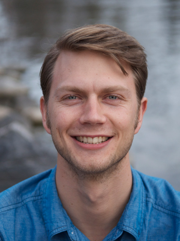 Aaron Konig smiles in a portrait.