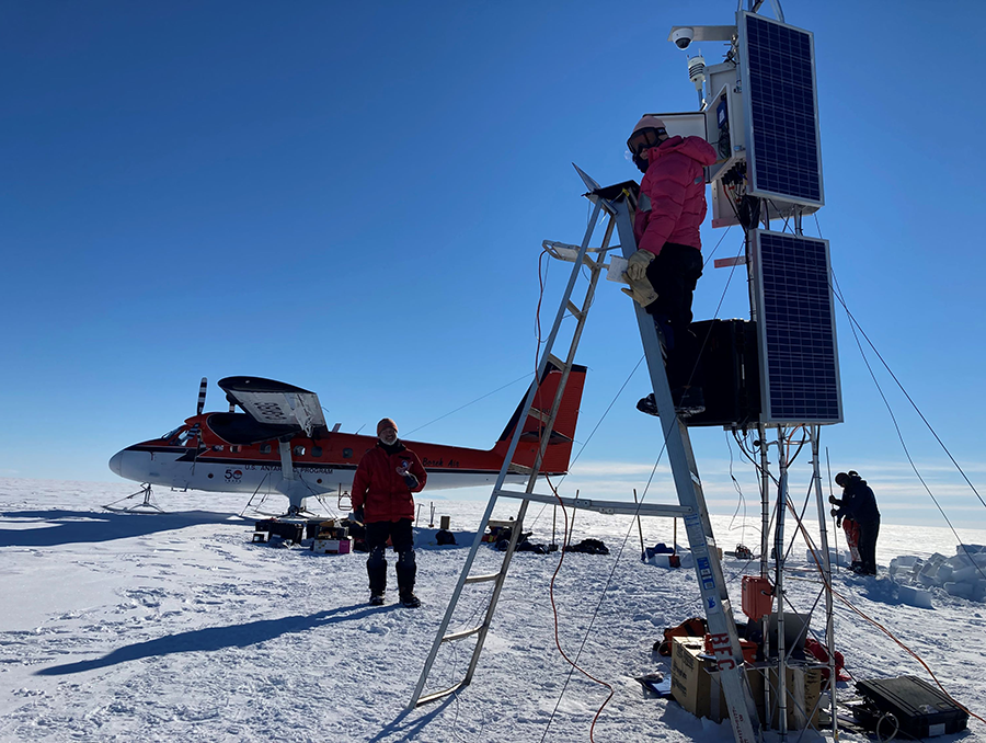 Ted Scambos and and Gabi Collao Barrios download ocean temperature data from beneath Thwaites Glacier Ice-Shelf in Antarctica.