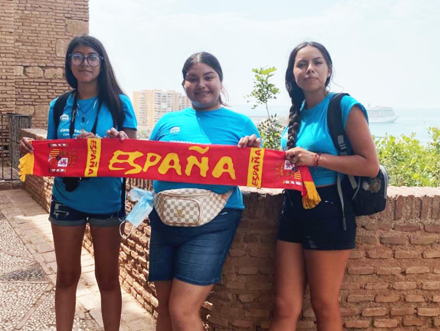 Vanesa Gallegos-Jaimes, Cazandra Gonzalez-Avila and Monserrath Ramirez-Ramirez holding a banner that says España