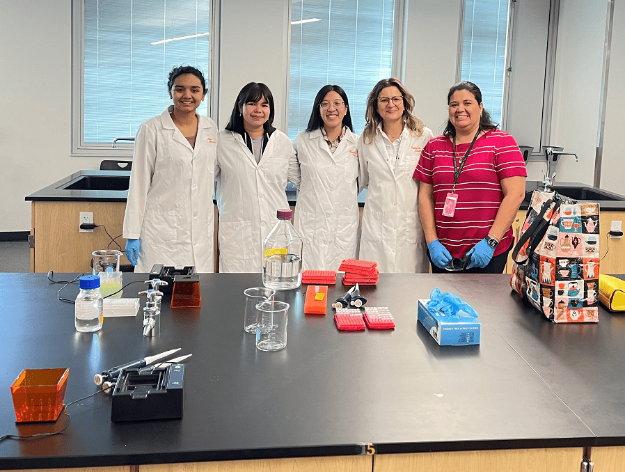 University students along with Professor Patricia Santos during the pilot lab project.