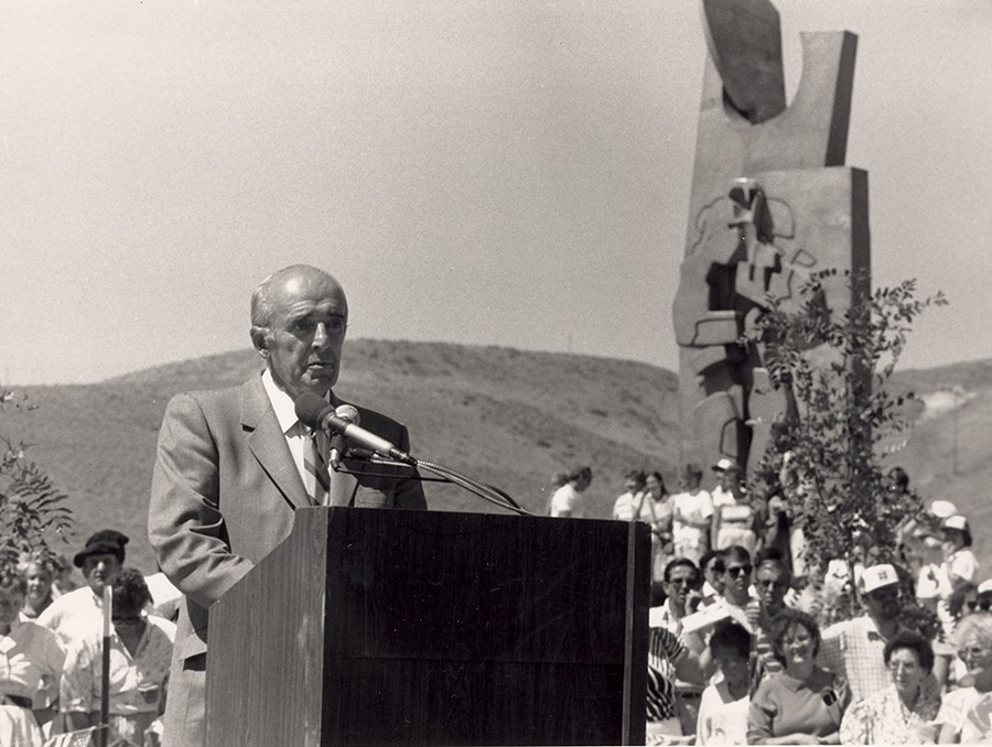 Robert Laxalt speaks to a crowd at a podium at the dedication ceremony of the National Basque Monument on August 27, 1989.