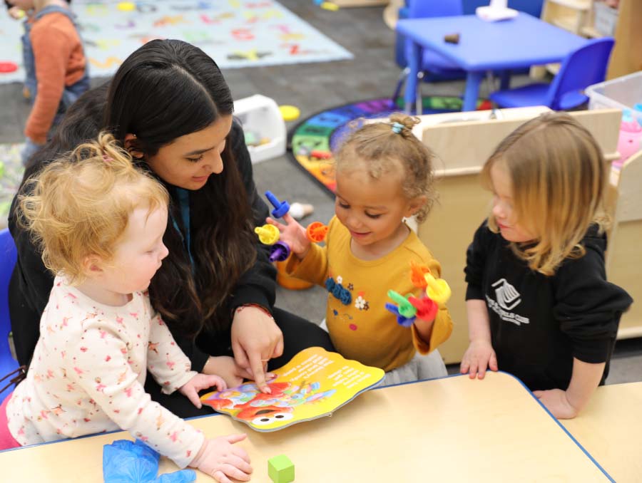 Regina Aguilar Becerra reads to preschoolers