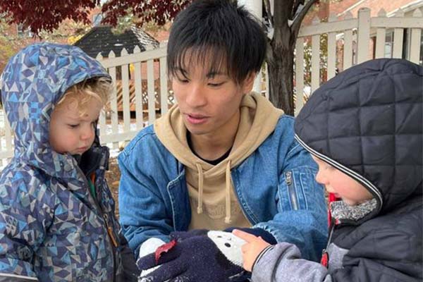 Kosei Otsu with two children