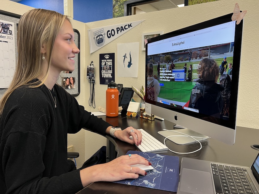 A student looks at her computer screen which has the digital Nevada Sagebrush student newspaper pulled up on it.