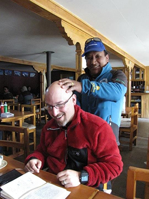Islas' friend, Wongchuu Sherpa, giving Islas a head massage.