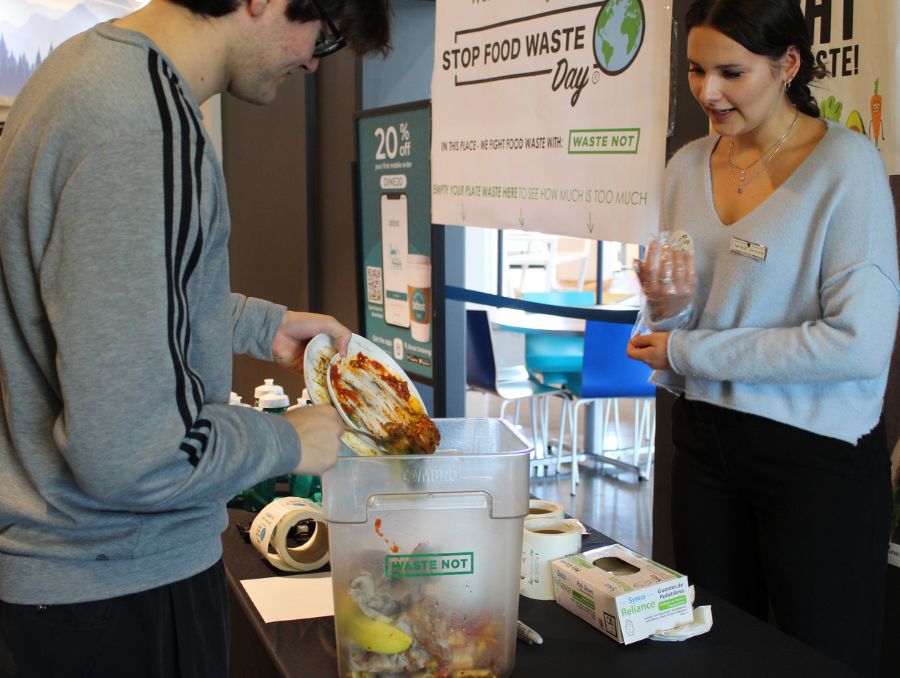 Students measuring food waste at dining hall Pack Place.