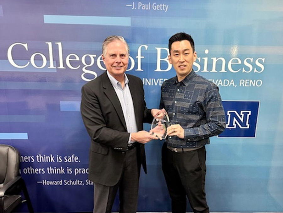 Dean Greg Mosier and Professor Donjoon Lee holding CFA Research Institute Award