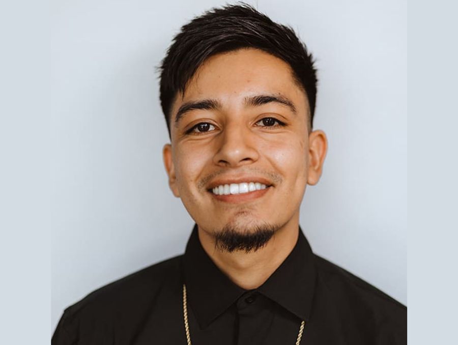 Osvaldo Jimenez-Estupinan smiling for his headshot photo.