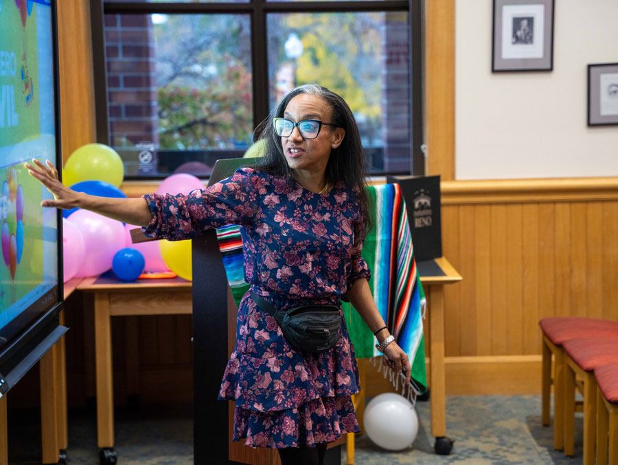 Claudia Cruz presenting an overview on the history and impact of Noticiero Móvil. 