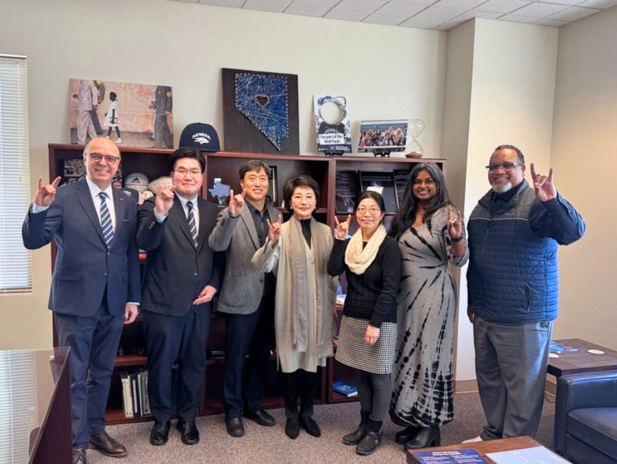 Leaders from South Korean with University of Nevada, Reno leaders and faculty.