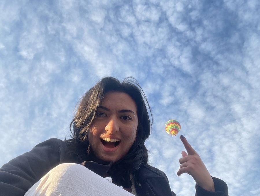Izabella Hedjazi points to a hot air balloon.