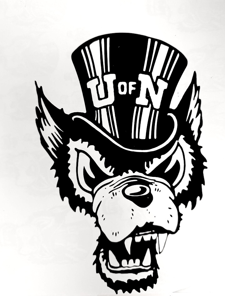A cartoon wolf head, snarling and smiling with an open mouth and lots of teeth, wearing a top hat that has "U of N" on it.