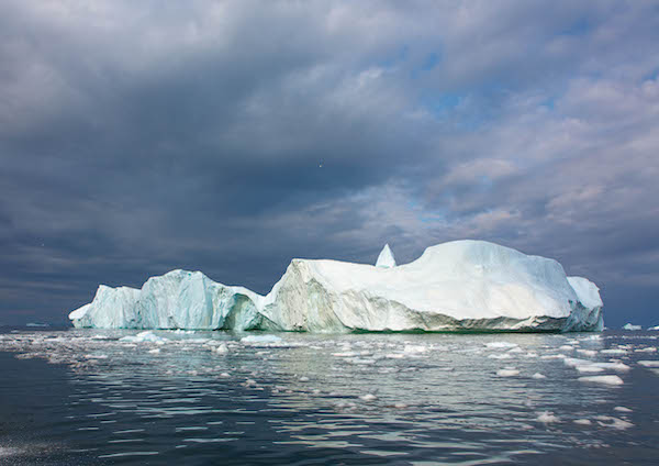 Lodowiec w wodzie na Grenlandii